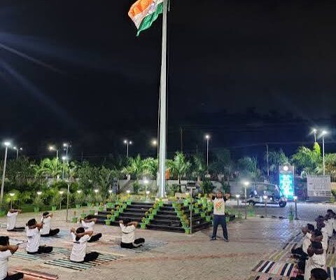 దేశంలో ఎక్కడా లేని సంప్రదాయం.. అర్ధరాత్రే జాతీయ జెండా ఎగురవేసే ఈ గ్రామం గురించి తెలుసా?